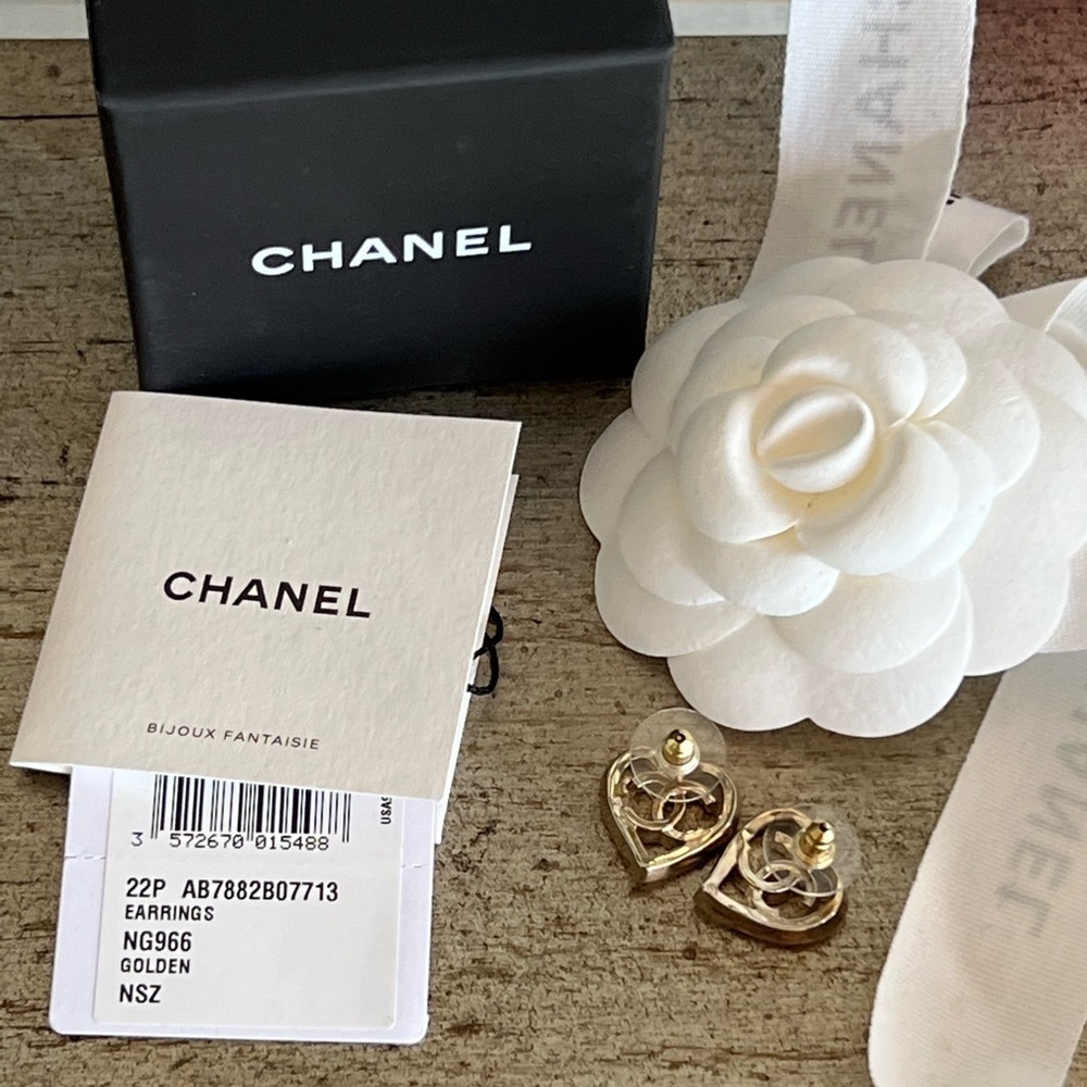 CHANEL 22P Metal Gold-tone Heart Earrings - Picture 3 of 11